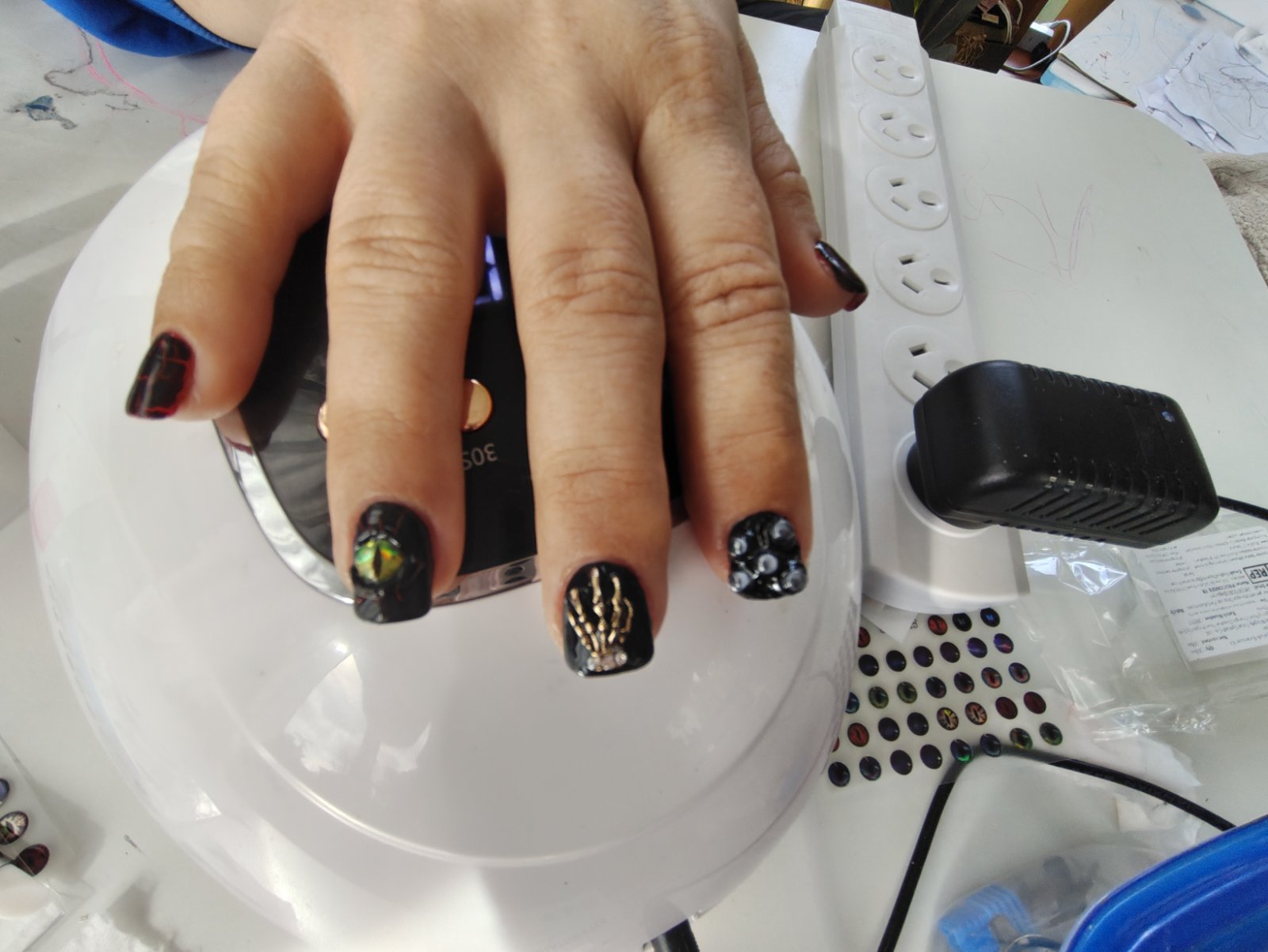 Black & gold nails by Daria